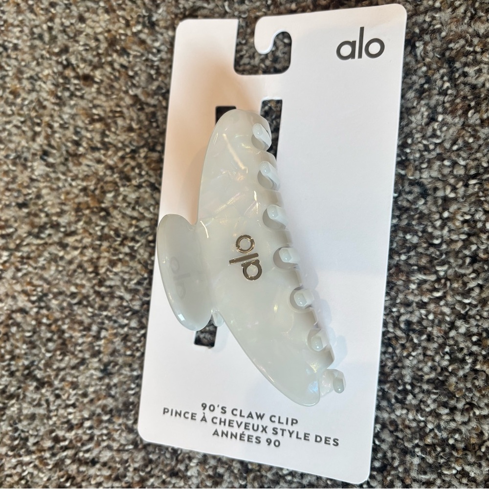 ALO Yoga 90s white pearl hair claw clip nwt brand new White Hair Clip - Picture 5 of 6